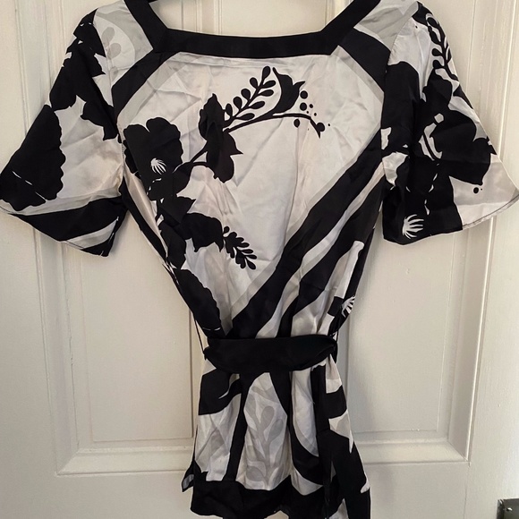 White House Black Market Silk Top, SZ XS - Picture 3 of 3